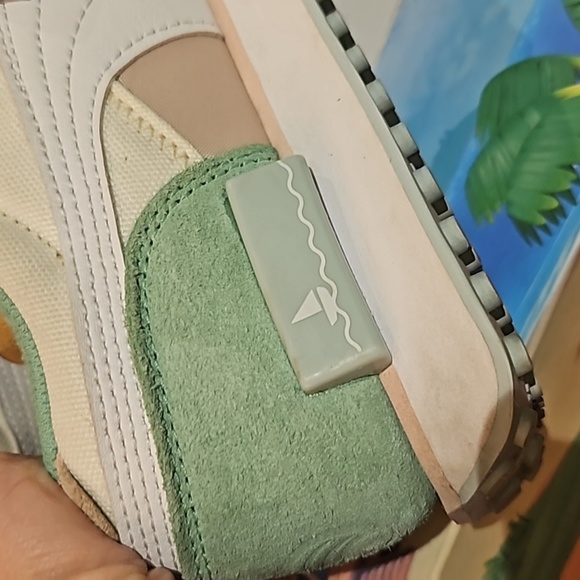 💯Auth PUMA x Animal Crossing™: New Horizons Future Rider Junior Size 5 S - Picture 8 of 11